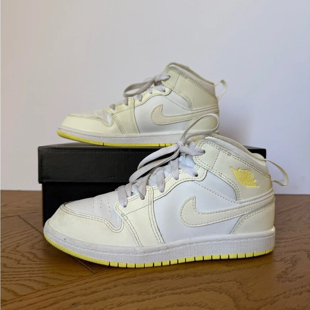 Nike Air Jordan 1 Mid in 